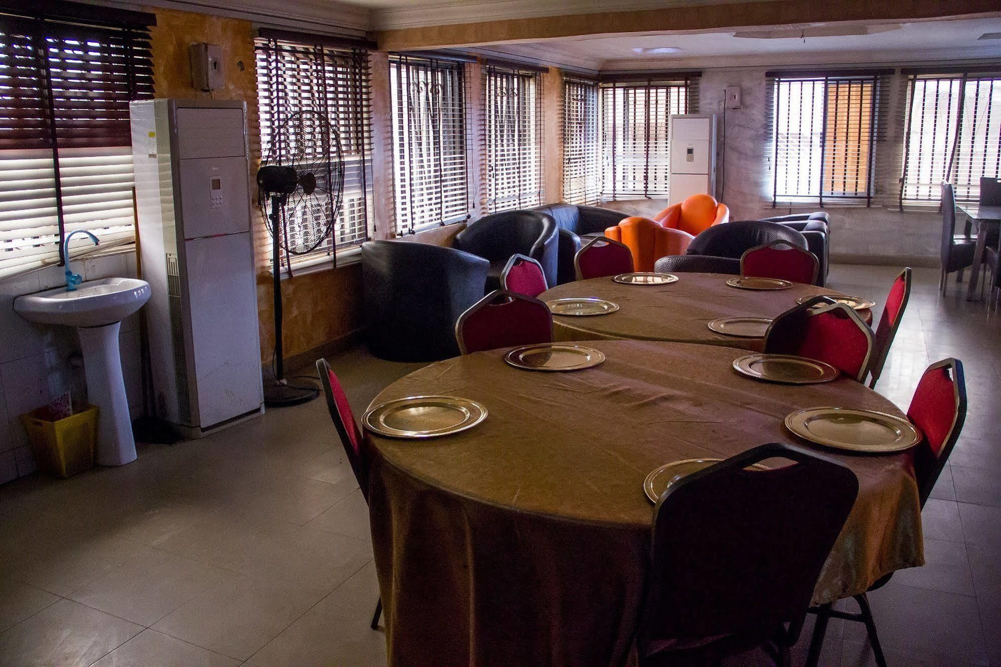 Glasshouse Hotel And Suites Лагос Экстерьер фото